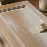 Ceruser un bois : pâte blanche sur chêne brossé, pores ouverts