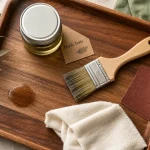 Huiler du bois : plateau huilé, chiffon et brosse, rendu naturel sans surépaisseur