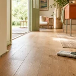 Parquet flottant dans une cuisine : planches bois près du mur