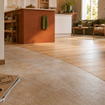 Salon parquet cuisine carrelage : jonction nette sans rupture visuelle