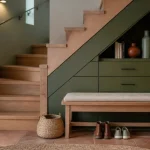 Aménagement sous escalier ouvert avec rangements sous pente
