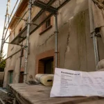Combien coute un ravalement de façade : façade en rénovation sur échafaudage