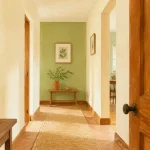 Couleur peinture pour couloir sombre : beige lin et vert sauge pour éclaircir