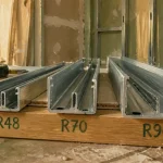 Largeur rail placo R48 R70 R90 : bon choix selon l’épaisseur de cloison