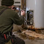 Chauffe eau panne, plombier inspecte le chauffe-eau