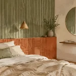 Idées déco murs chambre : tasseaux vert olive derrière le lit
