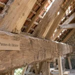 Panne charpente en bois avec chevrons au grenier
