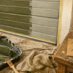 Peindre une porte de garage sans traces : apprêt, rouleau et ruban de masquage