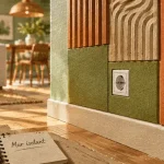 Panneau isolant decoratif interieur effet bois 3D, posé sur un mur intérieur